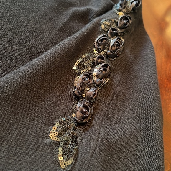 Joseph A lightweight sweater knit embellished shoulder: rosettes & sequins XL - Picture 7 of 17